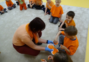 07 Dzieci częstują się marchewkami